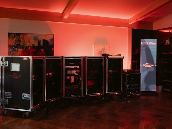 TomTom AV Productions conference totem way finder screen LED - 1